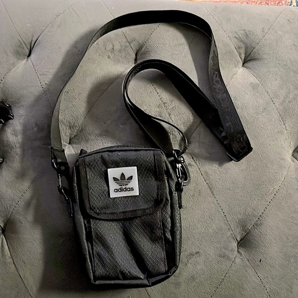adidas Handbags - 🖤Adidas crossbody🖤